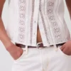 Blusa con botones en la parte delantera, pliegues y ribete de encaje