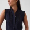 Blusa con botones en la parte delantera, pliegues y ribete de encaje