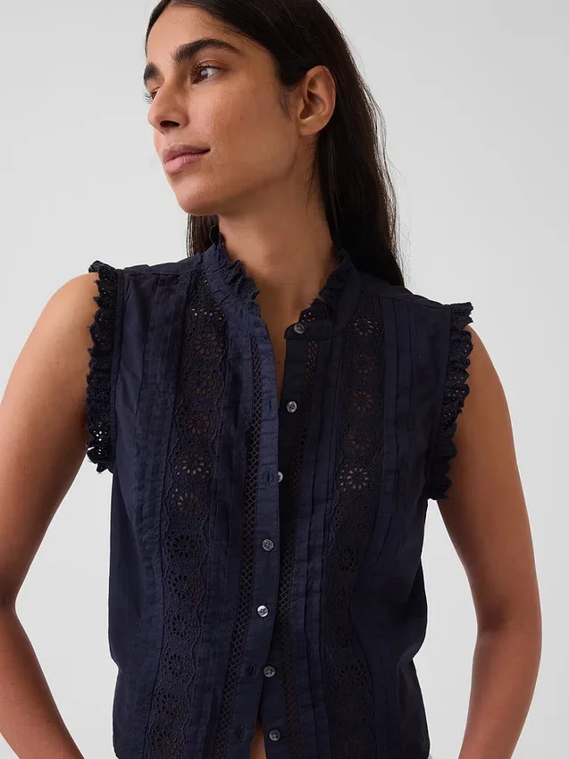 Blusa con botones en la parte delantera, pliegues y ribete de encaje
