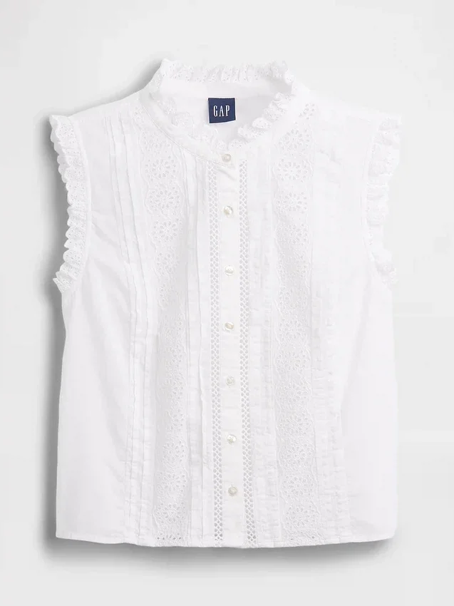 Blusa con botones en la parte delantera, pliegues y ribete de encaje