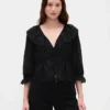 Blusa con cuello en V y volantes