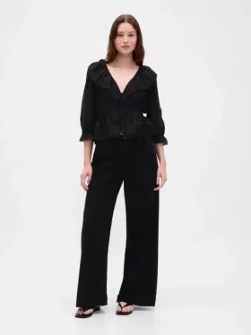 Blusa con cuello en V y volantes