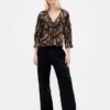 Blusa con cuello en V y volantes