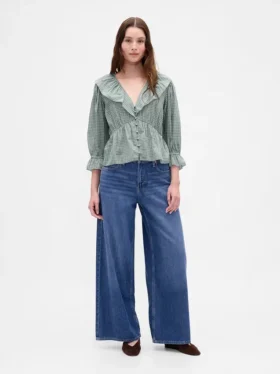 Blusa con cuello en V y volantes