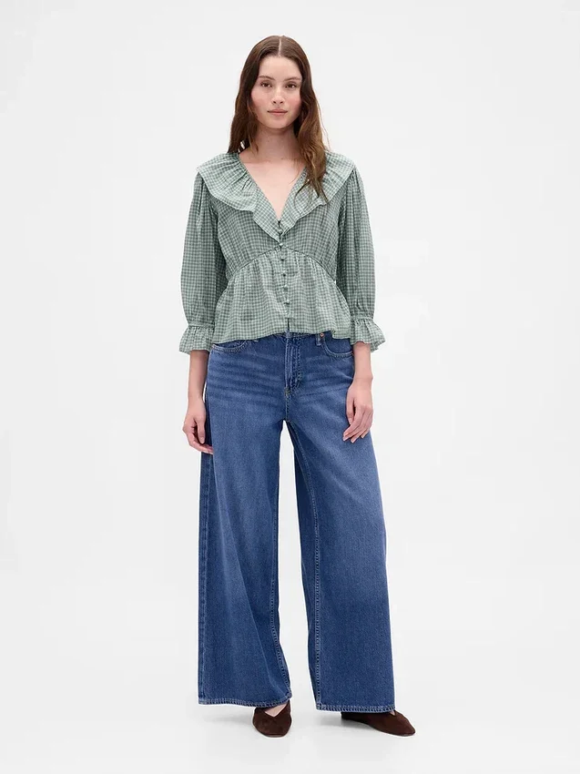 Blusa con cuello en V y volantes