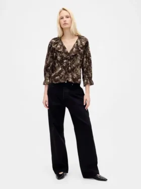 Blusa con cuello en V y volantes