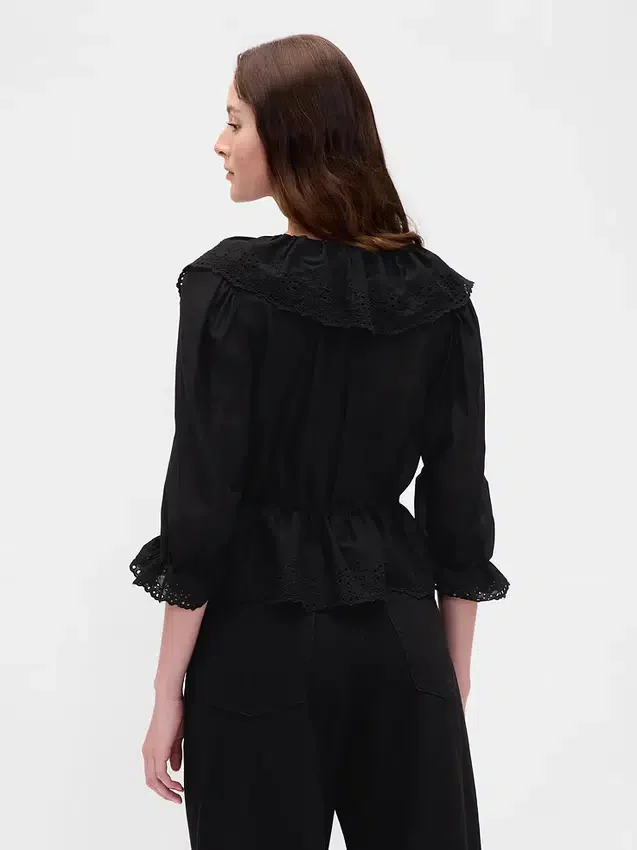 Blusa con cuello en V y volantes