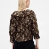 Blusa con cuello en V y volantes