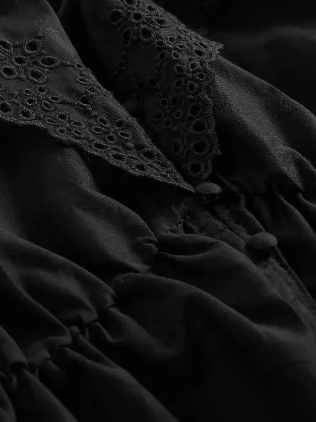 Blusa con cuello en V y volantes