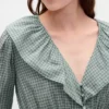Blusa con cuello en V y volantes