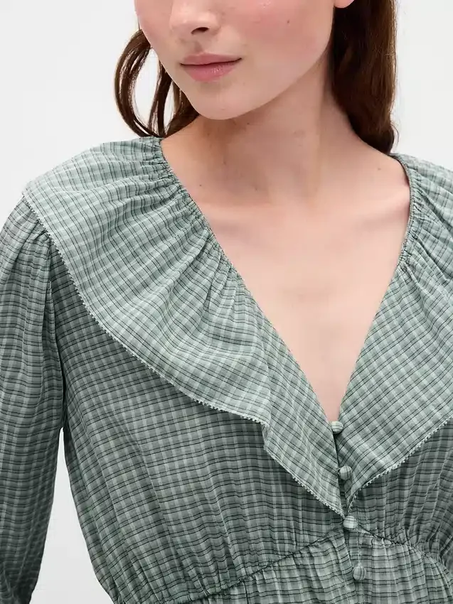 Blusa con cuello en V y volantes