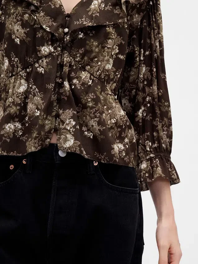Blusa con cuello en V y volantes