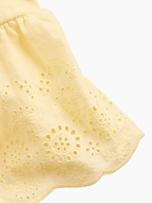 Blusa con dobladillo de ojales para bebés y niños pequeños