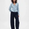 Blusa con peplum, cuello en V y cuello