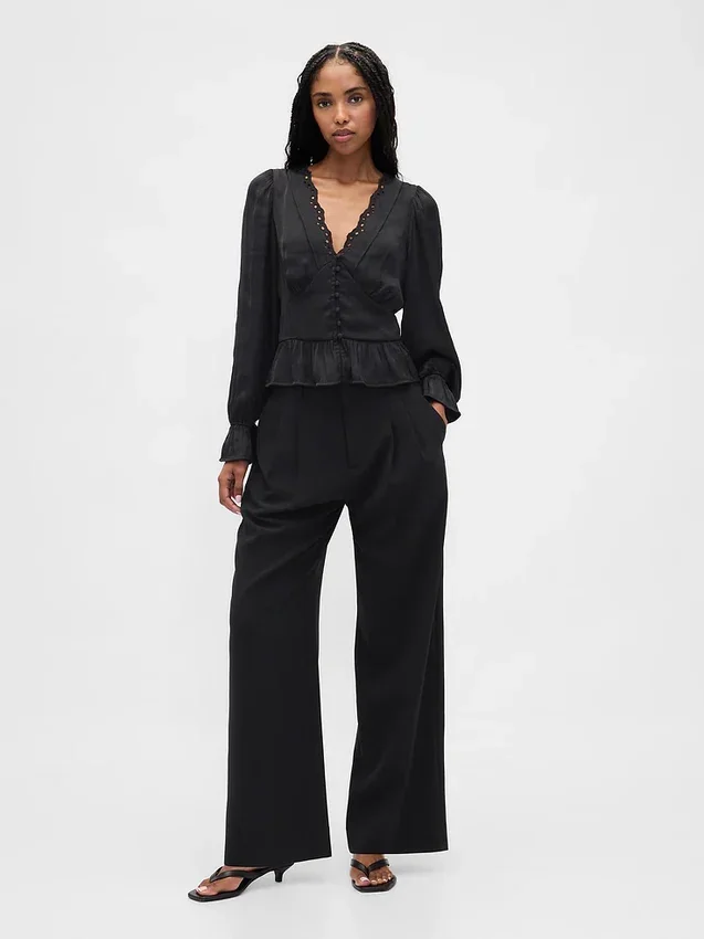 Blusa con peplum, cuello en V y ojales