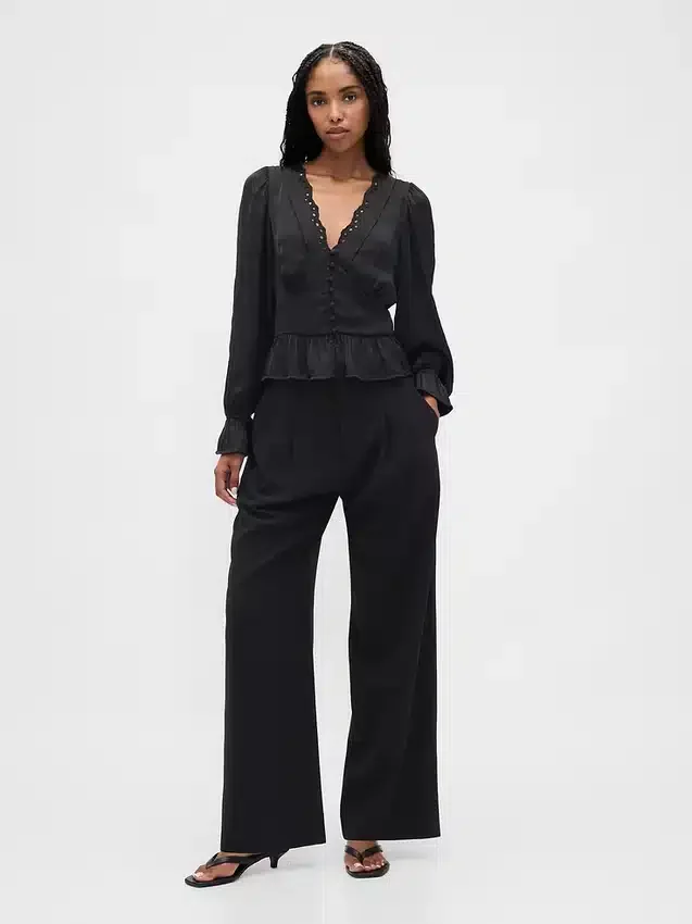 Blusa con peplum, cuello en V y ojales