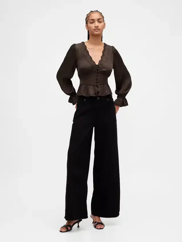 Blusa con peplum, cuello en V y ojales
