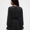 Blusa con peplum, cuello en V y ojales