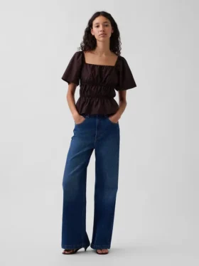 Blusa con peplum y cuello cuadrado