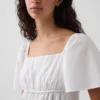 Blusa con peplum y cuello cuadrado