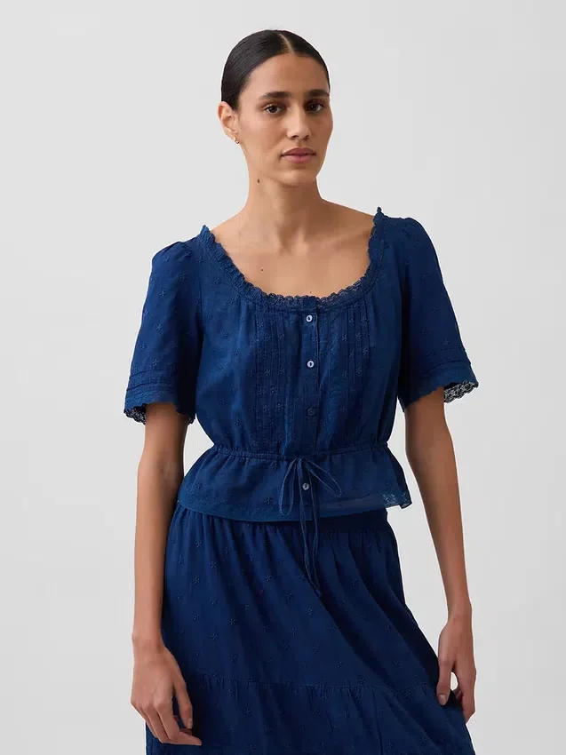 Blusa con peplum y ribete de encaje
