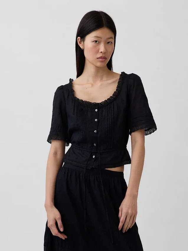 Blusa con peplum y ribete de encaje