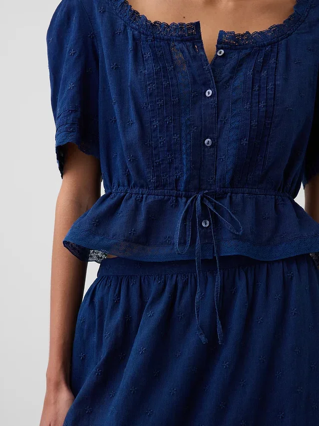 Blusa con peplum y ribete de encaje