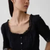 Blusa con peplum y ribete de encaje