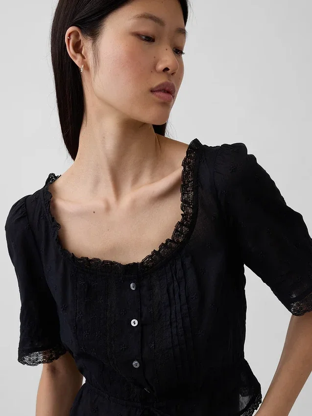Blusa con peplum y ribete de encaje