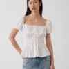 Blusa con peplum y ribete de encaje, cuello cuadrado