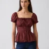 Blusa con peplum y ribete de encaje, cuello cuadrado