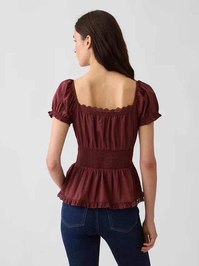 Blusa con peplum y ribete de encaje, cuello cuadrado