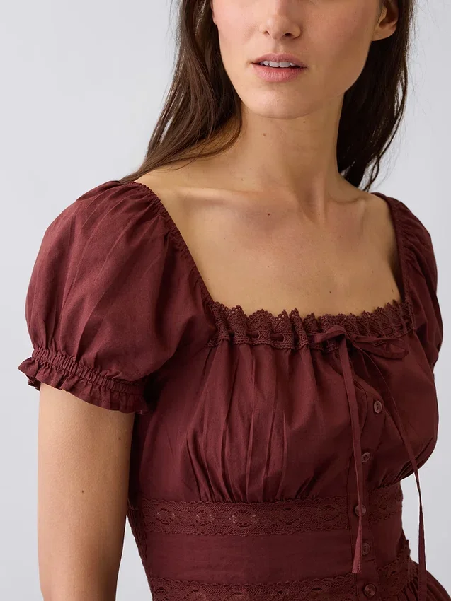 Blusa con peplum y ribete de encaje, cuello cuadrado