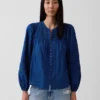 Blusa con pliegues y ribete de encaje