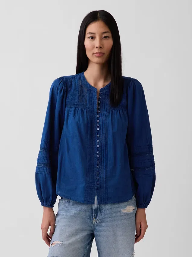 Blusa con pliegues y ribete de encaje