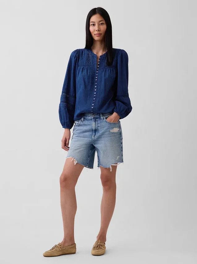Blusa con pliegues y ribete de encaje