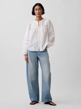 Blusa con pliegues y ribete de encaje