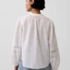 Blusa con pliegues y ribete de encaje