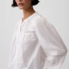 Blusa con pliegues y ribete de encaje