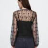 Blusa con volantes de encaje reciclado