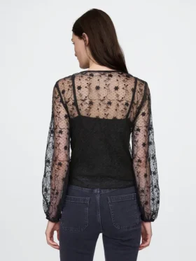 Blusa con volantes de encaje reciclado