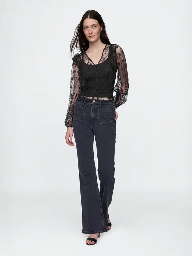 Blusa con volantes de encaje reciclado