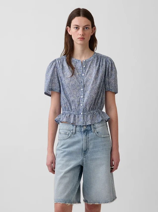 Blusa corta con peplum y cierre frontal de botones