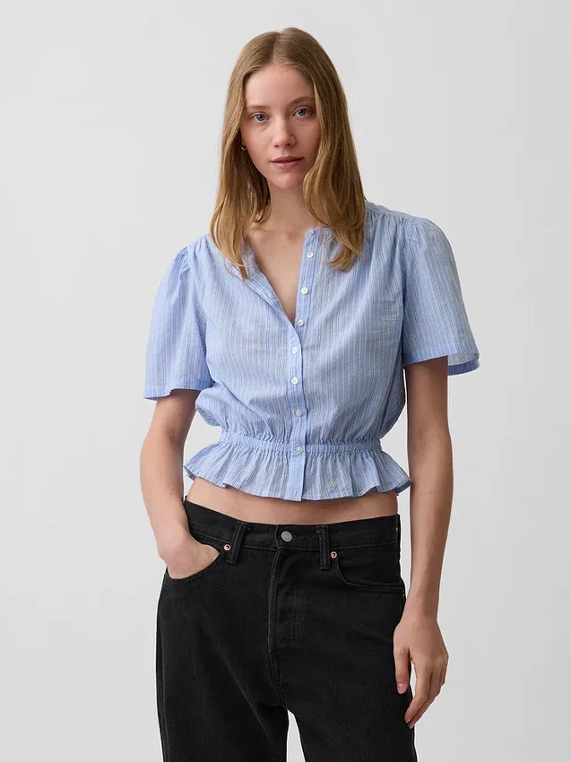 Blusa corta con peplum y cierre frontal de botones
