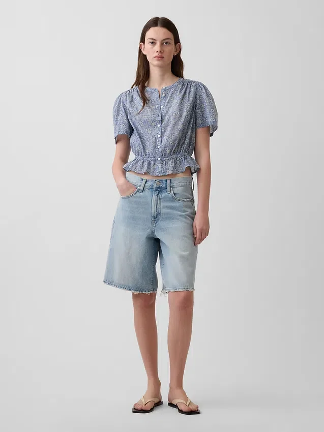 Blusa corta con peplum y cierre frontal de botones