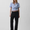 Blusa corta con peplum y cierre frontal de botones