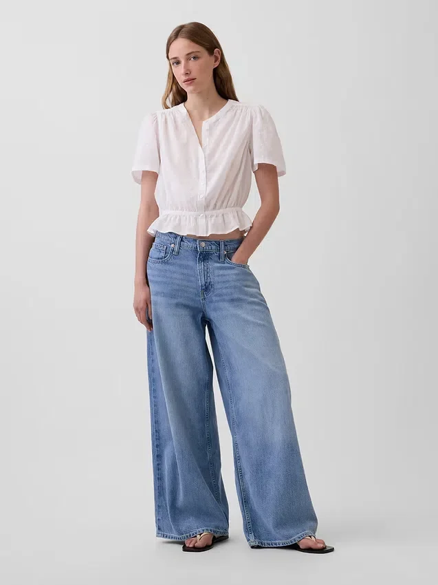 Blusa corta con peplum y cierre frontal de botones