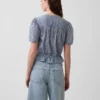 Blusa corta con peplum y cierre frontal de botones