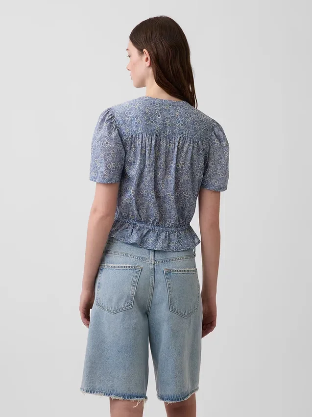 Blusa corta con peplum y cierre frontal de botones