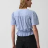 Blusa corta con peplum y cierre frontal de botones